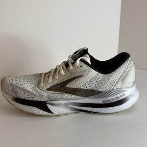 Brooks Adrenaline GTS White and Black Sneakers